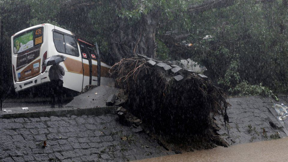 Brazil floods Deadly torrential rains hit Rio de Janeiro FBC News