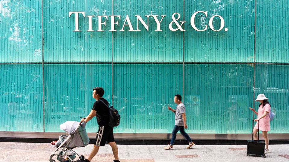 France's LVMH seeks to buy jeweler Tiffany for $14.5 bln