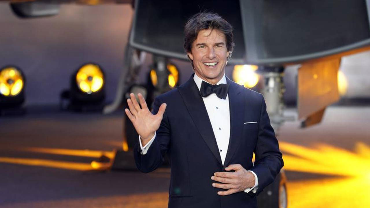 Tom Cruise celebrates 60th birthday singing and dancing at Adele concert –  FBC News