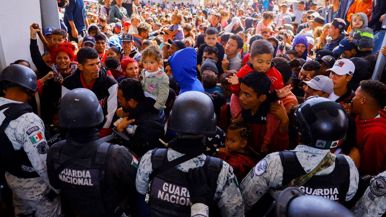 Hundreds of migrants try to force their way into US at Mexico border – FBC News