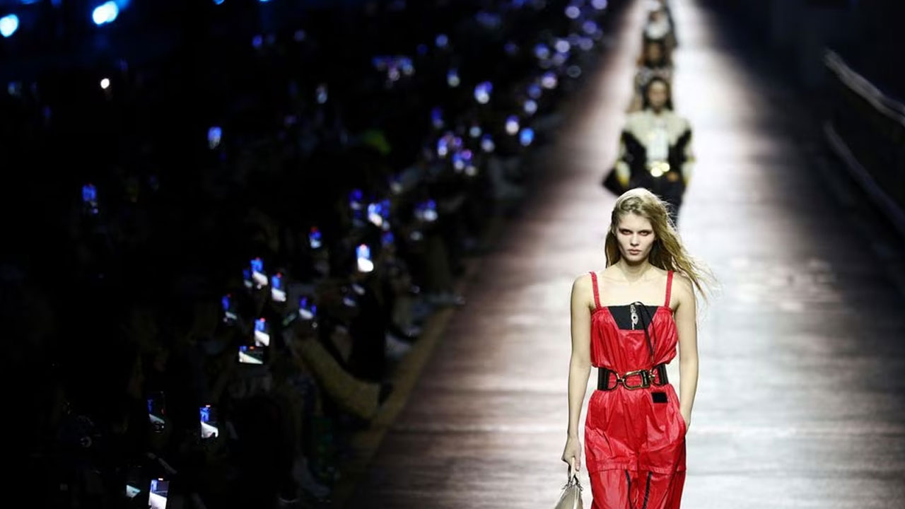 Louis Vuitton turns Seoul bridge into massive runway