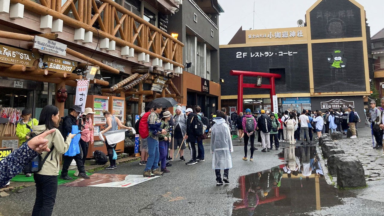 日本、観光客の群れが神聖な富士山を汚す – FBC News