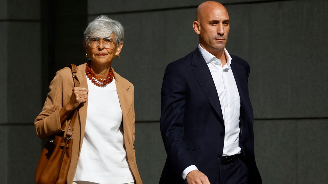 Restraining order imposed on ex-Spain soccer boss as he testifies in assault probe image