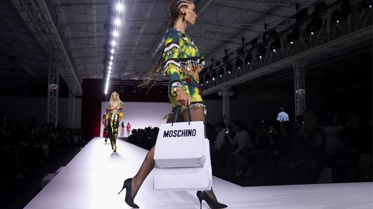 Gucci hits runway as fashion world awaits new designer