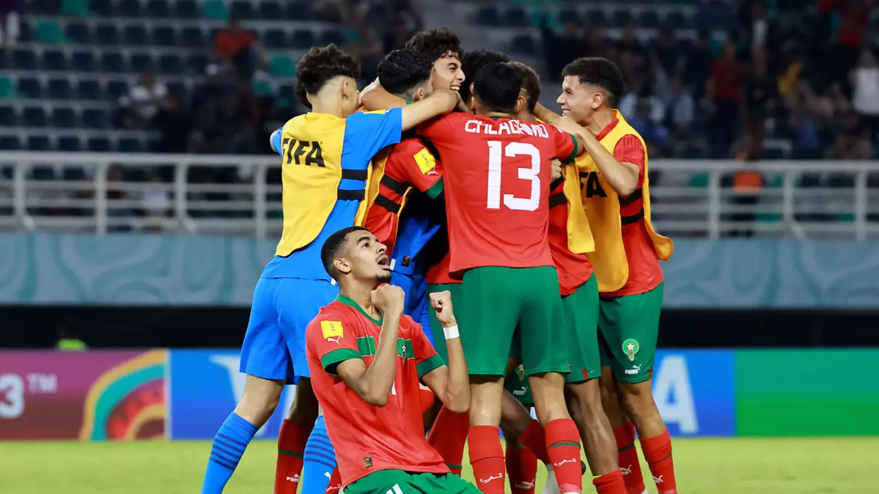 Quarter final penalty shoot-out in packed futsal stadium 