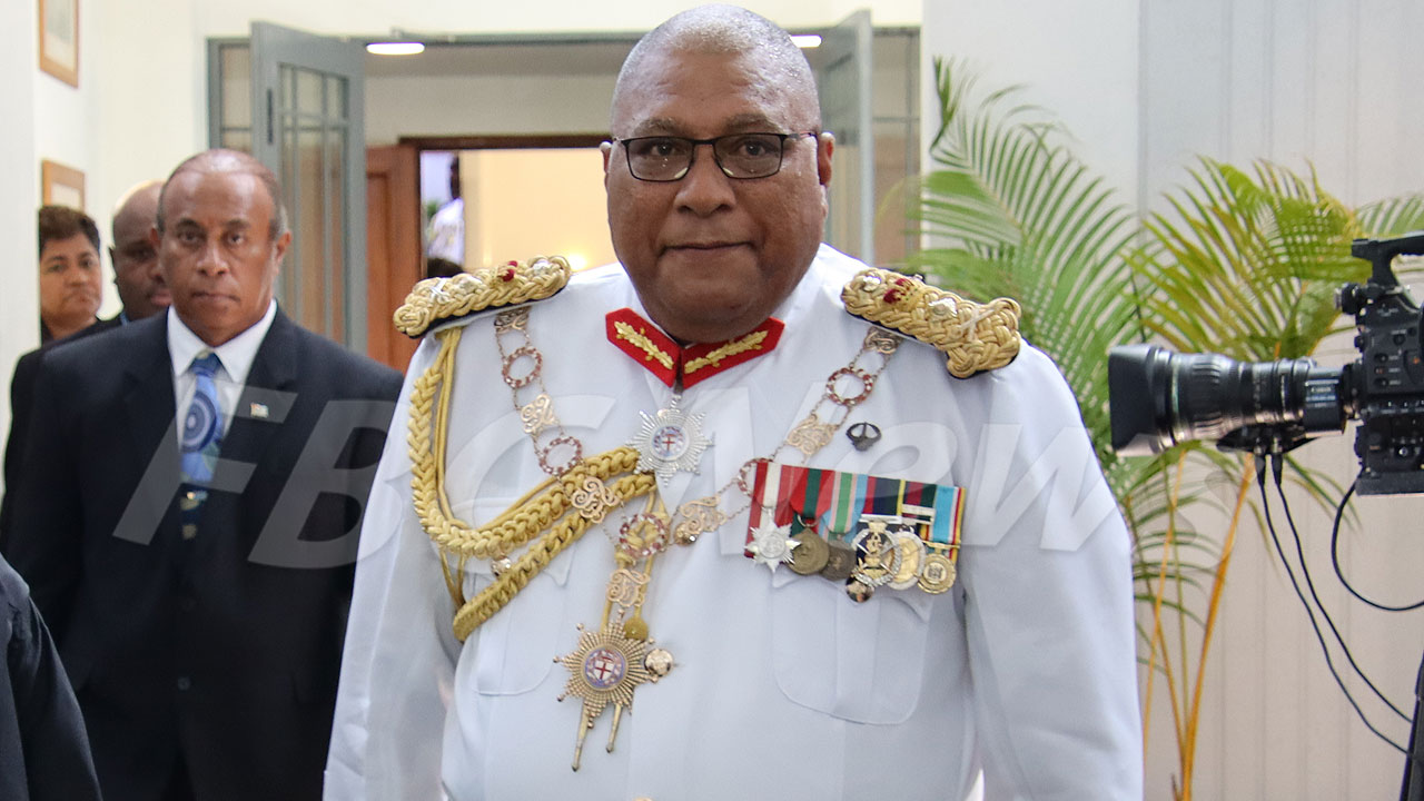 总统解决斐济债务问题 – FBC 新闻