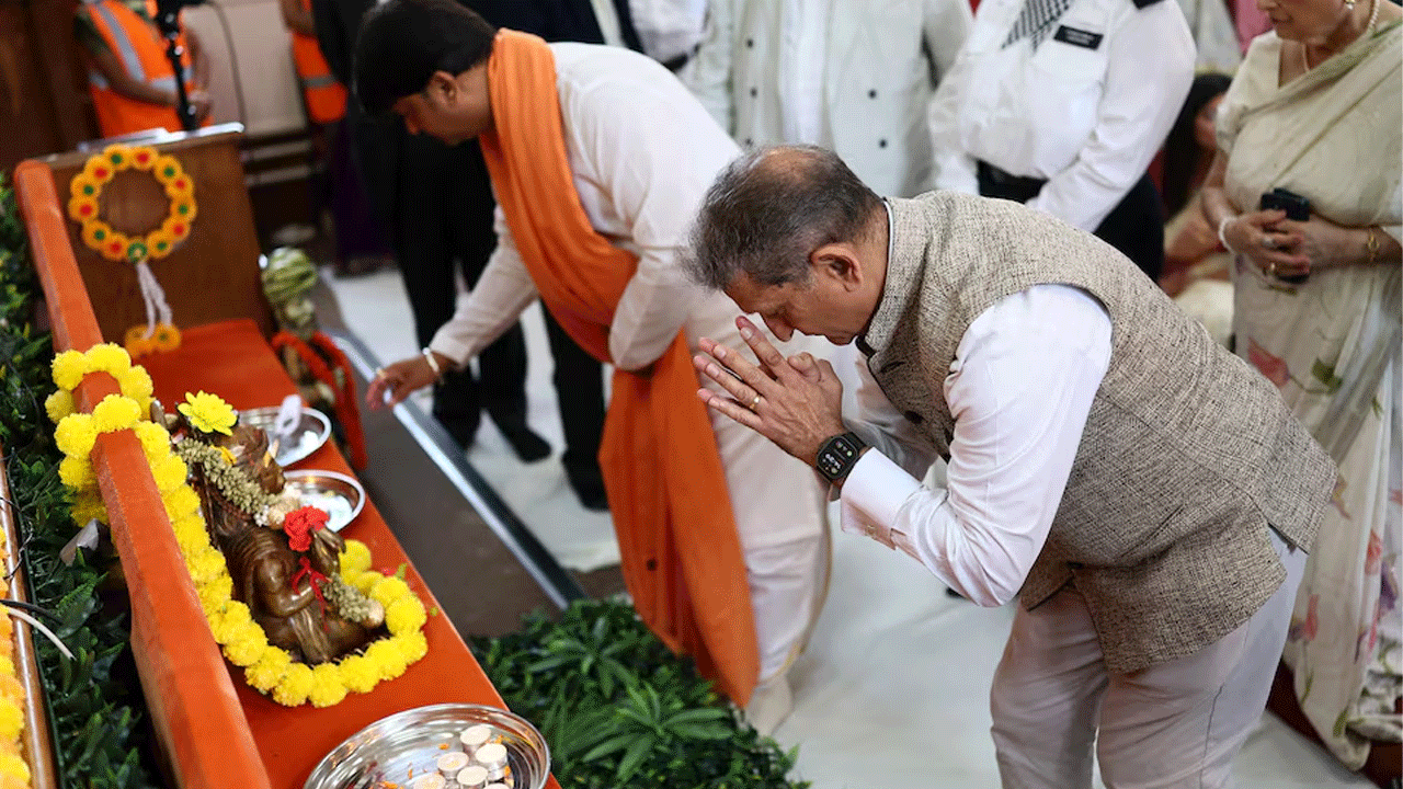 British Indians mourn crash victims at London vigil